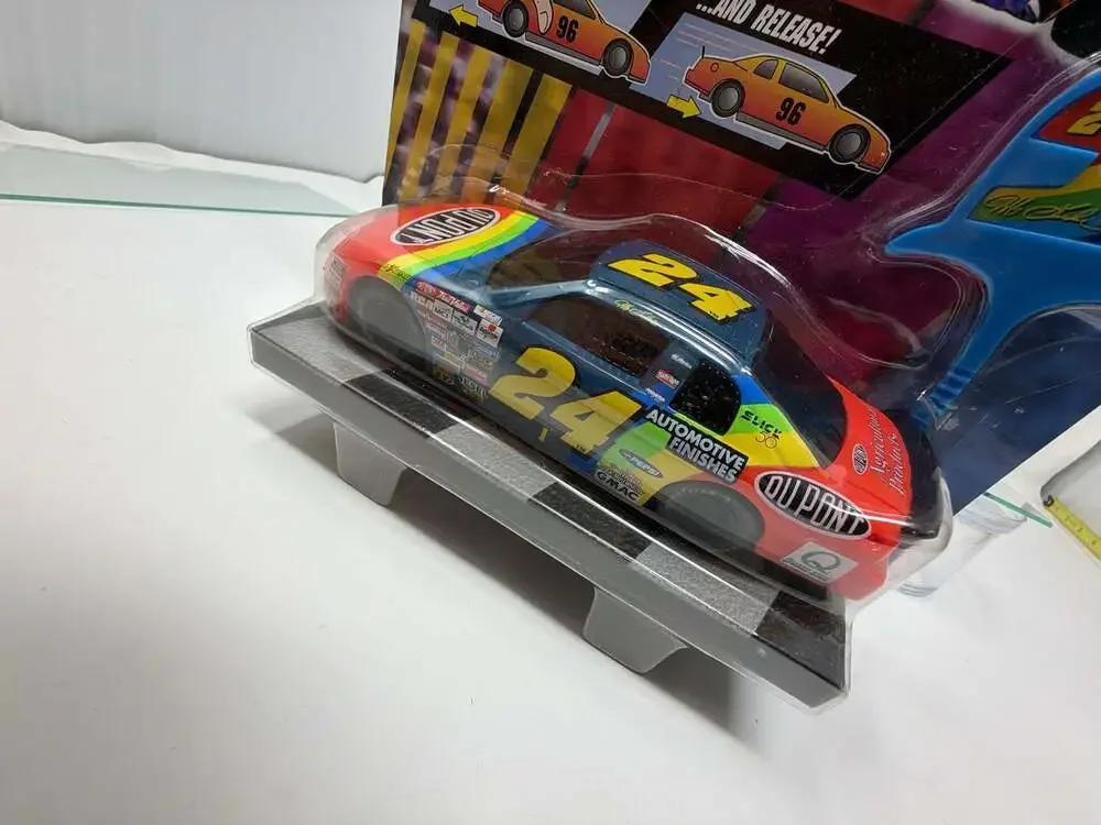 Toy Biz 1998 NASCAR Jeff Gordon #24 DuPont 1/32 Scale Rip Cord Racer